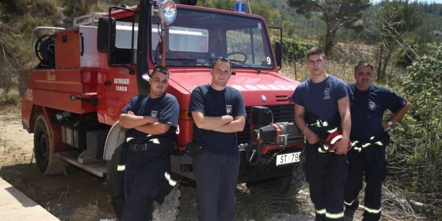Vatrogasci iz cijele Hrvatske dežuraju na požarištima držeći situaciju pod kontrolom