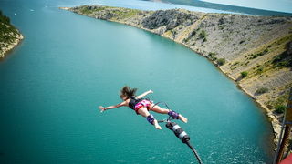 Mario Možnik i njegovi kolege sportaši otvorili su sezonu Bungee Jumpinga sa starog Masleničkom mosta