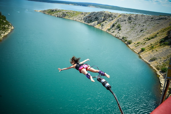 Mario Možnik i njegovi kolege sportaši otvorili su sezonu Bungee Jumpinga sa starog Masleničkom mosta