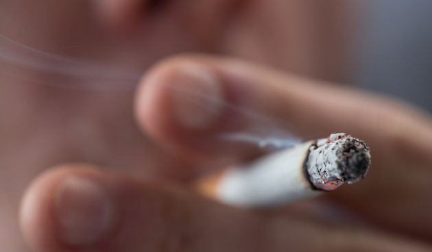 Prestanite pušiti – ljudi koji puše imaju više masnih naslaga oko struka. Ako vam rak nije dovoljan razlog da baciet cigarete, možda ‘šlauf’ pomogne