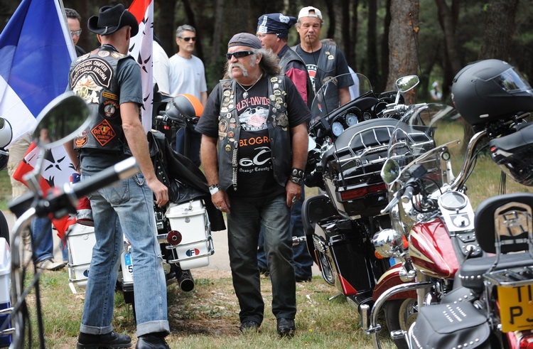 Zadar, 280511.
Odrzana je parada Harley Davidson motora izmedju Zadra i Biograda u kojoj je sudjelovalo vise tisuca motora. Oko 12 sati s Borika u Zadru krenula je kolona Harley Davidsona duga 4 kilometra koja se zaputila u Biograd gdje se odrzavaju dani Zadar, 280511.
Odrzana je parada Harley Davidson motora izmedju Zadra i Biograda u kojoj je sudjelovalo vise tisuca motora. Oko 12 sati s Borika u Zadru krenula je kolona Harley Davidsona duga 4 kilometra koja se zaputila u Biograd gdje se odrzavaju dani