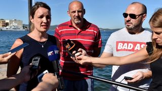 Zadar: Akcija mladih podigla hrvatsku zastavu u znak prosvjeda protiv uzurpacije mora i obale