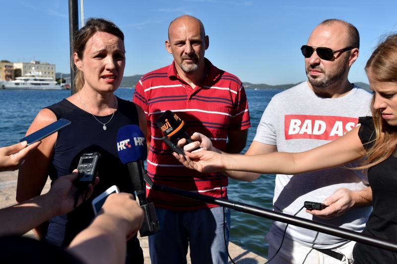 Zadar: Akcija mladih podigla hrvatsku zastavu u znak prosvjeda protiv uzurpacije mora i obale