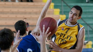 Split, 110513.
Kosarkaska dvorana Gripe.
Polufinalna utakmica Prvenstva Hrvatske za juniore izmedju Splita i Zadra.
Na fotografiji: Kristijan Vucic i Marko Jurica.
Foto: Vojko Basic / CROPIX