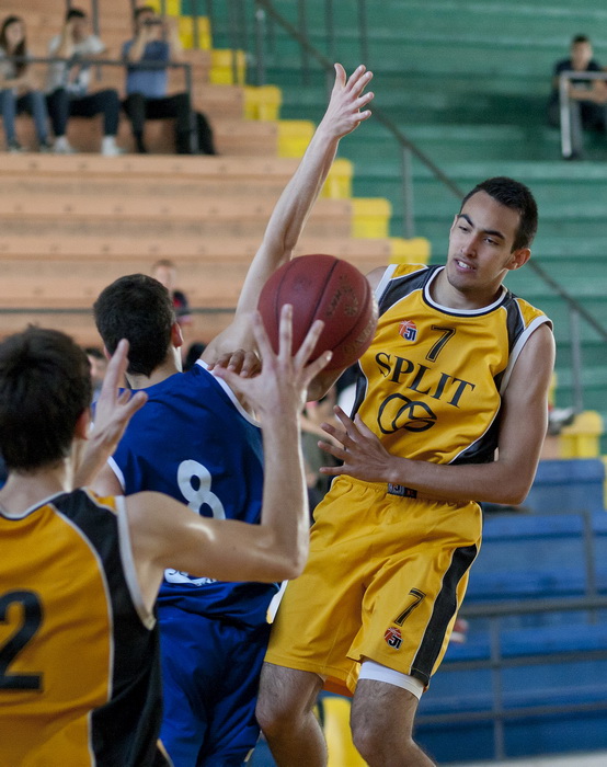 Split, 110513.
Kosarkaska dvorana Gripe.
Polufinalna utakmica Prvenstva Hrvatske za juniore izmedju Splita i Zadra.
Na fotografiji: Kristijan Vucic i Marko Jurica.
Foto: Vojko Basic / CROPIX