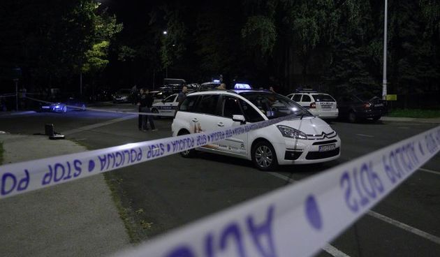 14.09.2013., Zagreb – Nakon pljacke poslovnice Hrvatske lutrije u naselju Savica doslo je do pucnjave u Folnegovicevom naselju. Pljackas je iz taksi vozila pucao i ranio policajca. Policija obavlja ocevid, a velik dio Folnegovicevog naselja ogradjen je