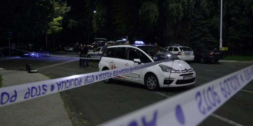 14.09.2013., Zagreb – Nakon pljacke poslovnice Hrvatske lutrije u naselju Savica doslo je do pucnjave u Folnegovicevom naselju. Pljackas je iz taksi vozila pucao i ranio policajca. Policija obavlja ocevid, a velik dio Folnegovicevog naselja ogradjen je