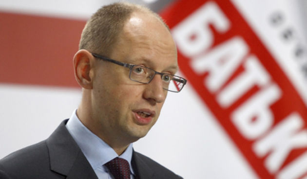 epa03452522 Ukrainian opposition leader Arseniy Yatsenyuk speaks during a news conference in Kiev, Ukraine, 30 October 2012. Ukraine’s ruling party on 29 October retained its parliamentary majority, as the country’s fragmented opposition failed to make si