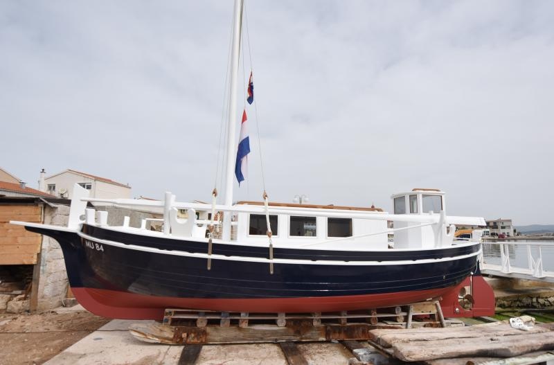 U betinskom brodogradilištu Ante Fržopa svečano je porinut novoizgrađeni tradicionalni murterski brod – leut pod imenom Orlić. Foto: Hrvoje JelavićIPIXSELL