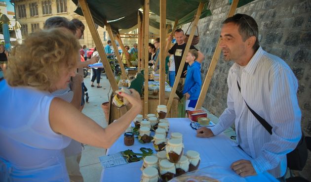 Sajam smokava na Trgu pet bunara