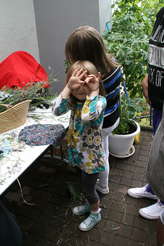 Danas je održana kreativna radionica za velike i male u organizaciji Dječjeg odjela Gradske knjižnice Zadar: izrada stručaka i jastučića od lavande od 10-12 h. Radionicu je vodila gospođa Jadranka Plantak. Foto by Lucija Juravic Danas je održana kreativna radionica za velike i male u organizaciji Dječjeg odjela Gradske knjižnice Zadar: izrada stručaka i jastučića od lavande od 10-12 h. Radionicu je vodila gospođa Jadranka Plantak. Foto by Lucija Juravic