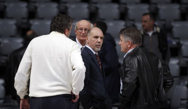 Zadar, 130311. Kosarkaska utakmica KK Zadar – KK Hemofarm. Dvorana Kresimira Cosica u Zadru. Na slici predsjednik kluba Edvin Simunov (u sredini), v.d. direktora KK Zadra Nebojsa Belic (naocale) sa clanovima uprave kluba. Foto: Jure Miskovic / CROPIX