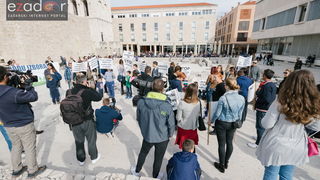 Prosvjedni skup roditelja protiv politike obaveznog cijepljenja Prosvjedni skup roditelja protiv politike obaveznog cijepljenja