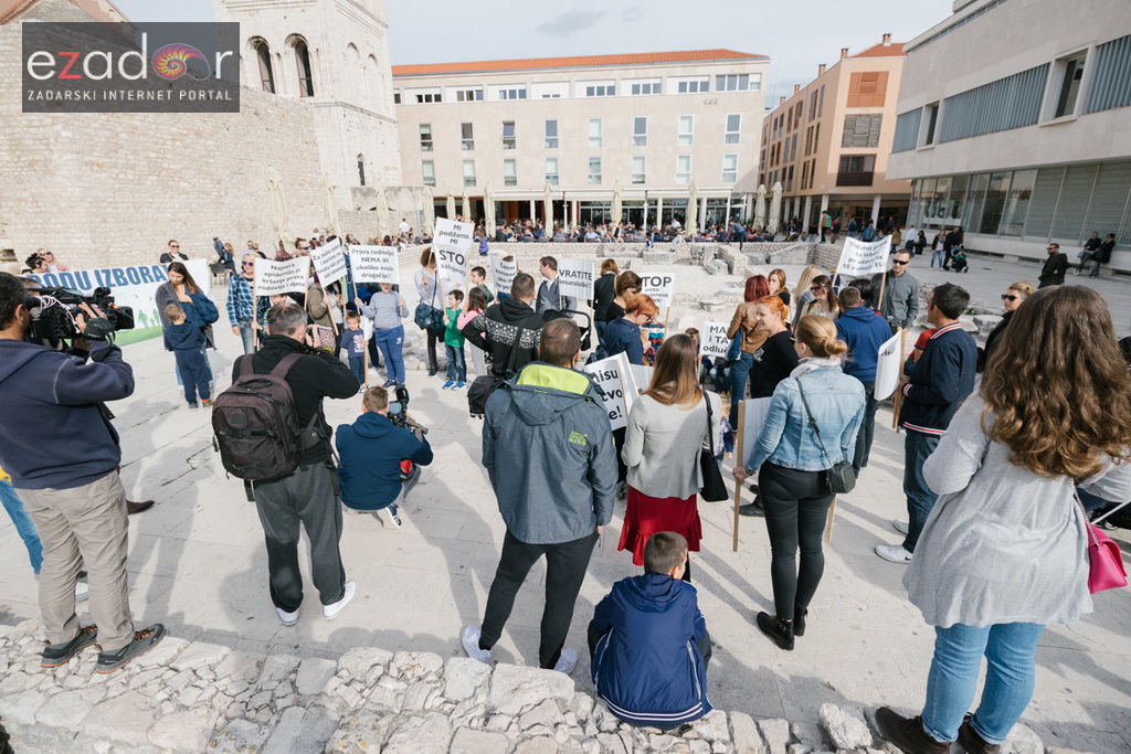 Prosvjedni skup roditelja protiv politike obaveznog cijepljenja Prosvjedni skup roditelja protiv politike obaveznog cijepljenja