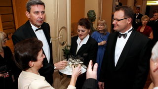 Varazdin, 030212.
U varazdinskom HNK odrzava se 19. Sjajni bal grada Varazdina, koji ugoscuje mnoge poznate uzvanike, od uglednih diplomata, glumaca, gospodarstvenika i politicara.
Pregrst baroknih specijaliteta za ovogodisnji bal spremili su zlatni kuhar Varazdin, 030212.
U varazdinskom HNK odrzava se 19. Sjajni bal grada Varazdina, koji ugoscuje mnoge poznate uzvanike, od uglednih diplomata, glumaca, gospodarstvenika i politicara.
Pregrst baroknih specijaliteta za ovogodisnji bal spremili su zlatni kuhar