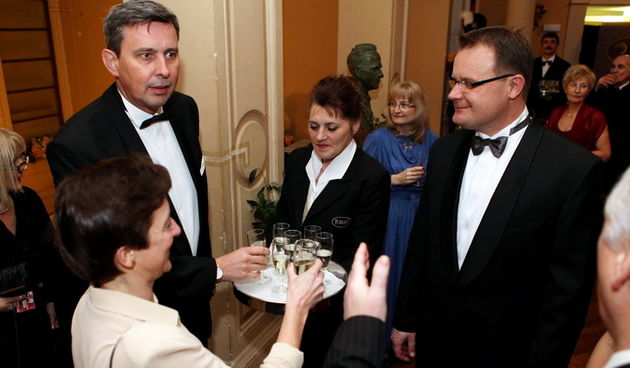 Varazdin, 030212.
U varazdinskom HNK odrzava se 19. Sjajni bal grada Varazdina, koji ugoscuje mnoge poznate uzvanike, od uglednih diplomata, glumaca, gospodarstvenika i politicara.
Pregrst baroknih specijaliteta za ovogodisnji bal spremili su zlatni kuhar