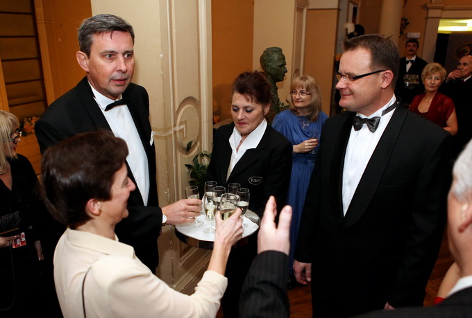 Varazdin, 030212.
U varazdinskom HNK odrzava se 19. Sjajni bal grada Varazdina, koji ugoscuje mnoge poznate uzvanike, od uglednih diplomata, glumaca, gospodarstvenika i politicara.
Pregrst baroknih specijaliteta za ovogodisnji bal spremili su zlatni kuhar Varazdin, 030212.
U varazdinskom HNK odrzava se 19. Sjajni bal grada Varazdina, koji ugoscuje mnoge poznate uzvanike, od uglednih diplomata, glumaca, gospodarstvenika i politicara.
Pregrst baroknih specijaliteta za ovogodisnji bal spremili su zlatni kuhar