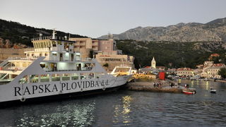 Jablanac, 170811.
U pomorskoj havariji trajekt Rapske plovidbe “Barbat” oko 18 sati, prilikom pristajanja u luku Jablanac ostao je bez pogona i udario u rivu koja je ujedno i mjesna plaza. Ozlijedjeno je sedam osoba. Ocevid je u tijeku. 
Foto: Goran Novot