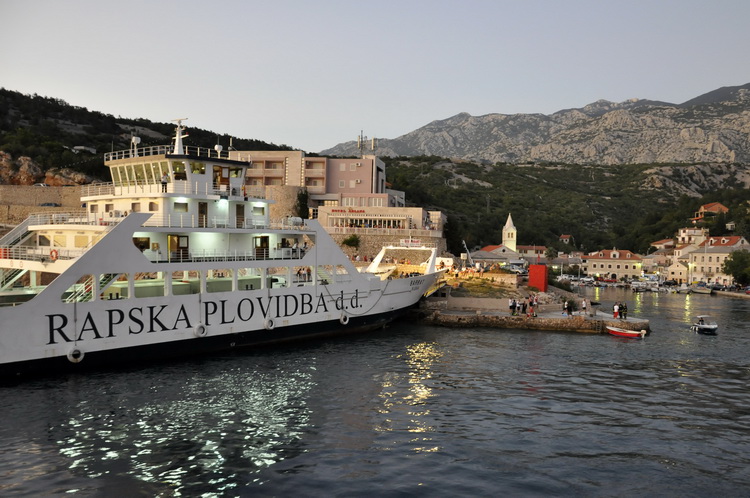 Jablanac, 170811.
U pomorskoj havariji trajekt Rapske plovidbe “Barbat” oko 18 sati, prilikom pristajanja u luku Jablanac ostao je bez pogona i udario u rivu koja je ujedno i mjesna plaza. Ozlijedjeno je sedam osoba. Ocevid je u tijeku. 
Foto: Goran Novot