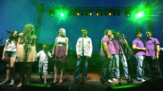 Sibenik, 030612.
Stadion Subicevac.
Veceras je odrzan humanitarni koncert “Sibenska srca za nasu dicu” na kojem su prikupljana sredstva za lijecenje djece oboljele od malignih bolesti. Koncert je vodila poznata glumica Doris Pincic, a nastupile su mnoge e Sibenik, 030612.
Stadion Subicevac.
Veceras je odrzan humanitarni koncert “Sibenska srca za nasu dicu” na kojem su prikupljana sredstva za lijecenje djece oboljele od malignih bolesti. Koncert je vodila poznata glumica Doris Pincic, a nastupile su mnoge e