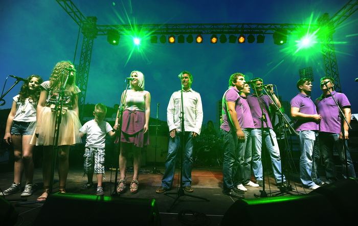 Sibenik, 030612.
Stadion Subicevac.
Veceras je odrzan humanitarni koncert “Sibenska srca za nasu dicu” na kojem su prikupljana sredstva za lijecenje djece oboljele od malignih bolesti. Koncert je vodila poznata glumica Doris Pincic, a nastupile su mnoge e Sibenik, 030612.
Stadion Subicevac.
Veceras je odrzan humanitarni koncert “Sibenska srca za nasu dicu” na kojem su prikupljana sredstva za lijecenje djece oboljele od malignih bolesti. Koncert je vodila poznata glumica Doris Pincic, a nastupile su mnoge e