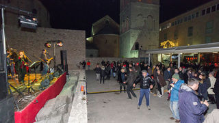 Doček 2017: Najluđa noć na zadarskom Poluotoku privukla više tisuća Zadrana i gostiju Doček 2017: Najluđa noć na zadarskom Poluotoku privukla više tisuća Zadrana i gostiju