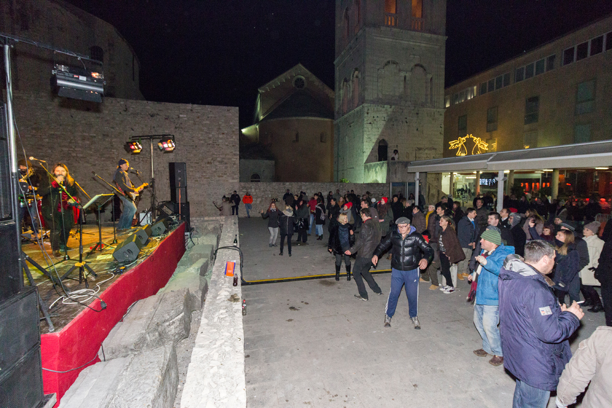 Doček 2017: Najluđa noć na zadarskom Poluotoku privukla više tisuća Zadrana i gostiju Doček 2017: Najluđa noć na zadarskom Poluotoku privukla više tisuća Zadrana i gostiju