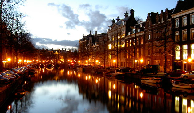 http://commons.wikimedia.org/wiki/File:Channel_Amsterdam.JPG