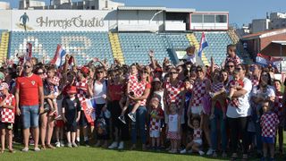 Šime Strikoman i nekoliko stotina Zadrana u Stanovima snimili milenijsku fotografiju u podrške Vatrenima Šime Strikoman i nekoliko stotina Zadrana u Stanovima snimili milenijsku fotografiju u podrške Vatrenima