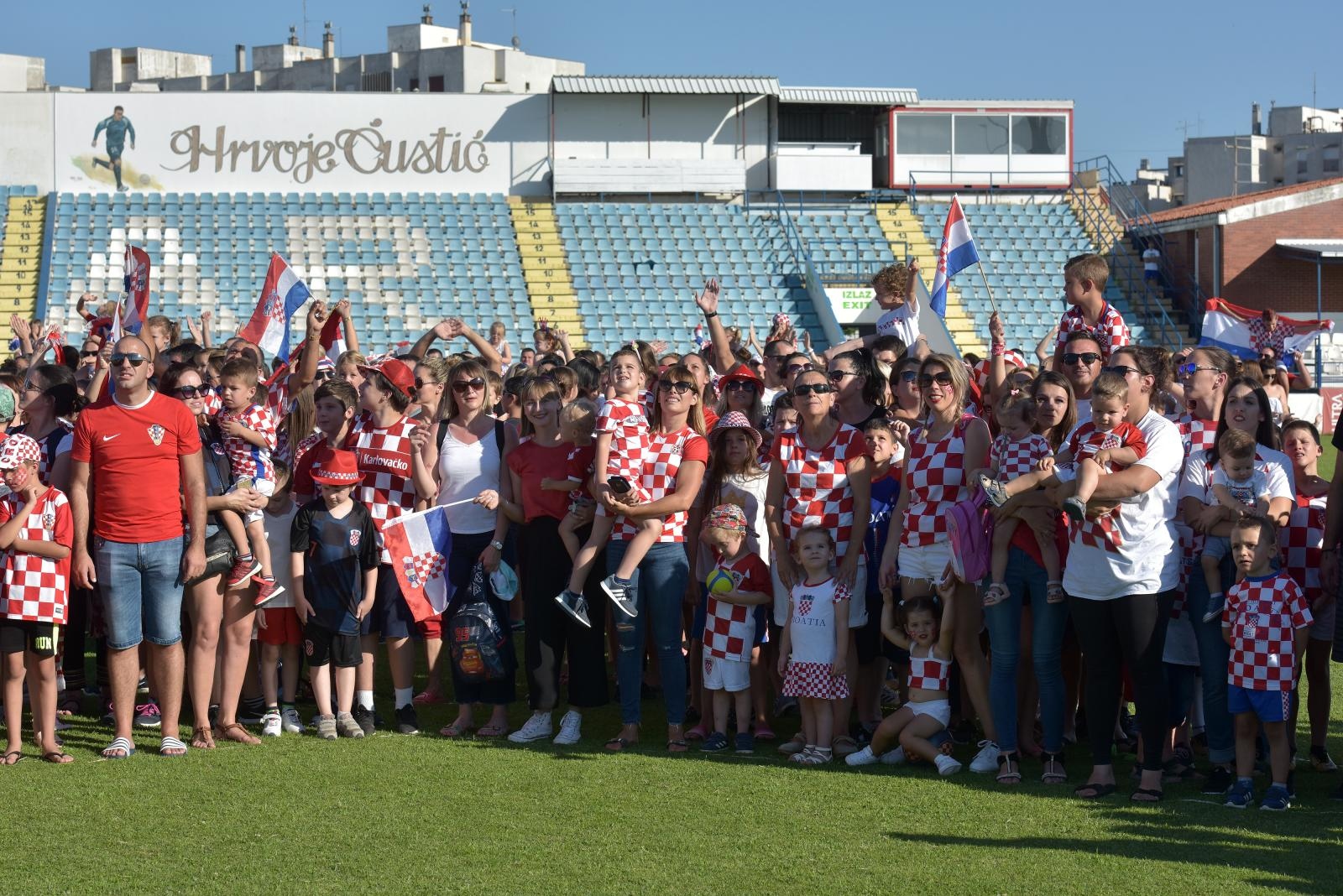 Šime Strikoman i nekoliko stotina Zadrana u Stanovima snimili milenijsku fotografiju u podrške Vatrenima Šime Strikoman i nekoliko stotina Zadrana u Stanovima snimili milenijsku fotografiju u podrške Vatrenima