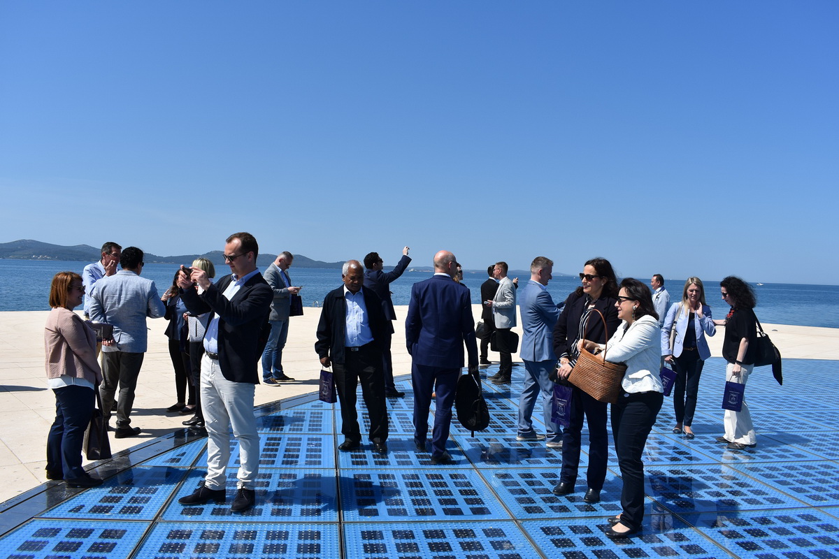 Predstavnici dvadesetak stranih veleposlanstva u posjetu Zadarskoj županiji Predstavnici dvadesetak stranih veleposlanstva u posjetu Zadarskoj županiji