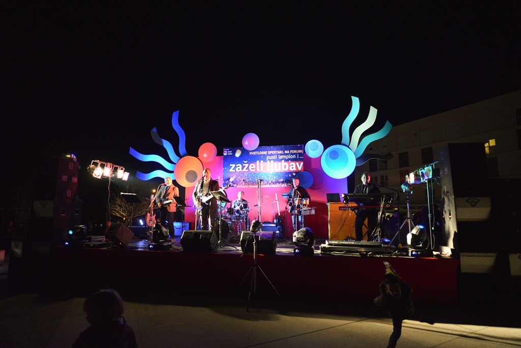 Humanitarni svjetlosni spektakl “Zaželi ljubav” na zadarskom Forumu 21. veljače 2016. Foto: Iva Perinčić Humanitarni svjetlosni spektakl “Zaželi ljubav” na zadarskom Forumu 21. veljače 2016. Foto: Iva Perinčić