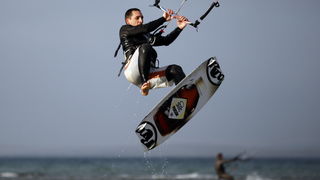 Nin, 150111.
Clanovi Kiteboarding kluba Spinaker iz Zadra na ninskoj plazi Zdrijac.
Foto: Jure Miskovic / CROPIX