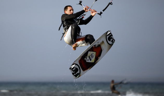 Nin, 150111.
Clanovi Kiteboarding kluba Spinaker iz Zadra na ninskoj plazi Zdrijac.
Foto: Jure Miskovic / CROPIX