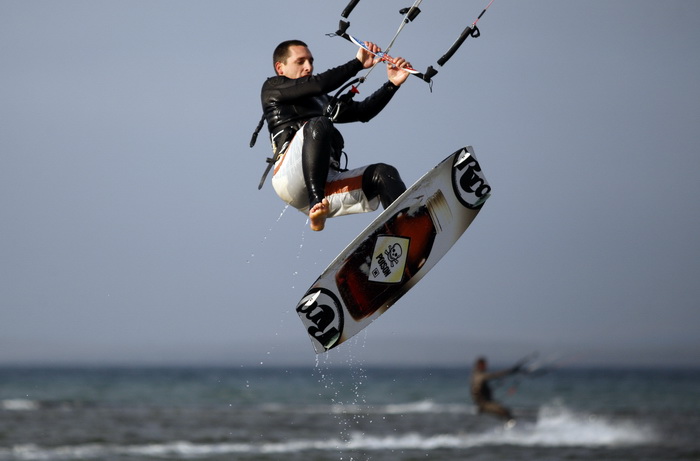 Nin, 150111.
Clanovi Kiteboarding kluba Spinaker iz Zadra na ninskoj plazi Zdrijac.
Foto: Jure Miskovic / CROPIX