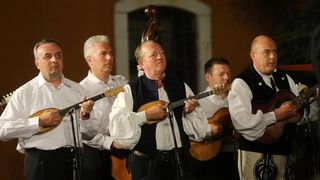 18.07.2013., Zadar – Na Poljani Sime Budinica odrzan je koncert plesnog ansambla Lado gdje su gradjani, ali i mnogobrojni turisti, uzivali gledajuci ples u narodnim nosnjama. Photo: Filip Brala/PIXSELL Autor  Filip Brala/PIXSELL KLJUČNE RIJEČI  narodne