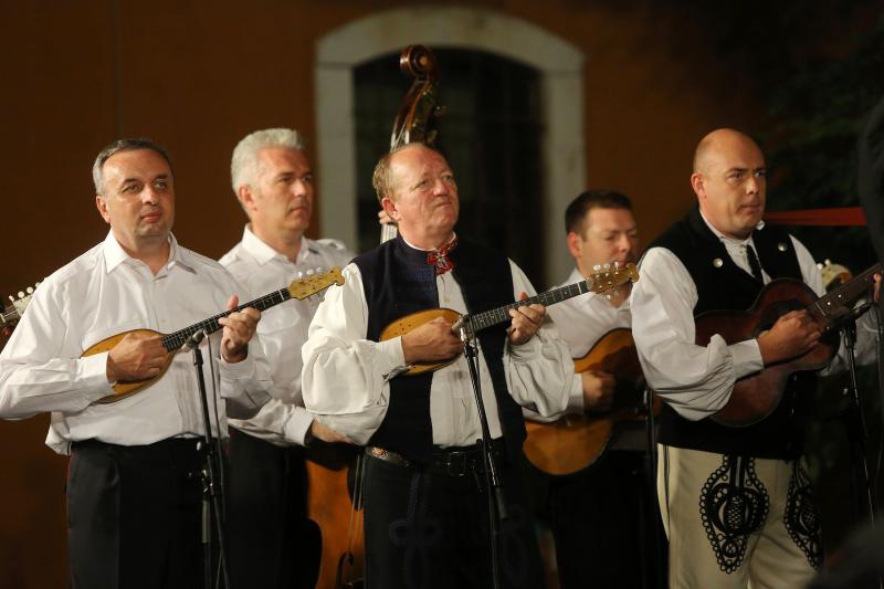 18.07.2013., Zadar – Na Poljani Sime Budinica odrzan je koncert plesnog ansambla Lado gdje su gradjani, ali i mnogobrojni turisti, uzivali gledajuci ples u narodnim nosnjama. Photo: Filip Brala/PIXSELL Autor  Filip Brala/PIXSELL KLJUČNE RIJEČI  narodne