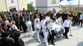 Povljana, 270410.
Vise tisuca Pazana i zitelja Zadarske i Licko – senjske zupanije okupilo se u Povljani na posljednjem ispracaju Martini Skodi (19), Anti Pogorilicu (21) i Marinu Orlicu (24) koji su tragicno izgubili zivot u prometnoj nesreci u nedjelju Povljana, 270410.
Vise tisuca Pazana i zitelja Zadarske i Licko – senjske zupanije okupilo se u Povljani na posljednjem ispracaju Martini Skodi (19), Anti Pogorilicu (21) i Marinu Orlicu (24) koji su tragicno izgubili zivot u prometnoj nesreci u nedjelju