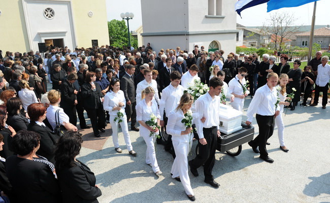 Povljana, 270410.
Vise tisuca Pazana i zitelja Zadarske i Licko – senjske zupanije okupilo se u Povljani na posljednjem ispracaju Martini Skodi (19), Anti Pogorilicu (21) i Marinu Orlicu (24) koji su tragicno izgubili zivot u prometnoj nesreci u nedjelju Povljana, 270410.
Vise tisuca Pazana i zitelja Zadarske i Licko – senjske zupanije okupilo se u Povljani na posljednjem ispracaju Martini Skodi (19), Anti Pogorilicu (21) i Marinu Orlicu (24) koji su tragicno izgubili zivot u prometnoj nesreci u nedjelju