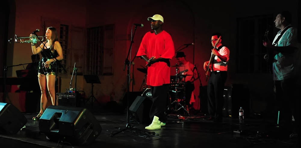 Zadar, 28.07.2011. snimio: Nenad Marčev
HIP HOP – JAZZ
SASKIA LAROO PROJECT (NL-USA-CRO- ITALY)
Saskia Laroo – trumpet, vocal
Warren Byrd – keyboards, vocal
MC Stewlocks Andy Ninvalle – rap, vocal
Daniel Guelli – bass guitar
Sin Banović – dr Zadar, 28.07.2011. snimio: Nenad Marčev
HIP HOP – JAZZ
SASKIA LAROO PROJECT (NL-USA-CRO- ITALY)
Saskia Laroo – trumpet, vocal
Warren Byrd – keyboards, vocal
MC Stewlocks Andy Ninvalle – rap, vocal
Daniel Guelli – bass guitar
Sin Banović – dr