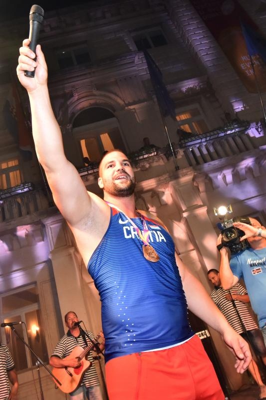 Svečani doček brončanog Stipe Žunića na Narodnom trgu