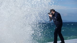 Zadar, 281212.
U Zadru trenutno puse jaka tramontana (sjeverozapadni vjetar) koji na rivi stvara zanimljive prizore. Unatoc jakom vjetru i valovima, trajekti i katamarani plove redovito.
Na fotografiji: fotoreporter.
Foto: Luka Gerlanc / CROPIX Zadar, 281212.
U Zadru trenutno puse jaka tramontana (sjeverozapadni vjetar) koji na rivi stvara zanimljive prizore. Unatoc jakom vjetru i valovima, trajekti i katamarani plove redovito.
Na fotografiji: fotoreporter.
Foto: Luka Gerlanc / CROPIX