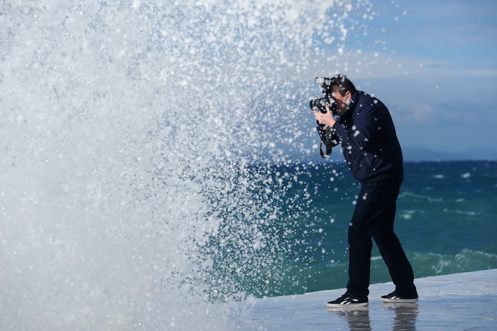 Zadar, 281212.
U Zadru trenutno puse jaka tramontana (sjeverozapadni vjetar) koji na rivi stvara zanimljive prizore. Unatoc jakom vjetru i valovima, trajekti i katamarani plove redovito.
Na fotografiji: fotoreporter.
Foto: Luka Gerlanc / CROPIX Zadar, 281212.
U Zadru trenutno puse jaka tramontana (sjeverozapadni vjetar) koji na rivi stvara zanimljive prizore. Unatoc jakom vjetru i valovima, trajekti i katamarani plove redovito.
Na fotografiji: fotoreporter.
Foto: Luka Gerlanc / CROPIX