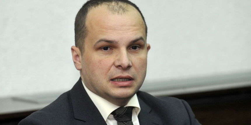 Zagreb, 181212.
Ministarstvo pomorstva, prometa i infrastrukture, Prisavlje 14.
Ministar pomorstva , prometa i infrastrukture Sinisa Hajdas Doncic, objavio premestaj  Jasmina Krizmanica pomocnika za ceste i zeljeznicu u HAC i ARZ za naplate i odrzavanje.