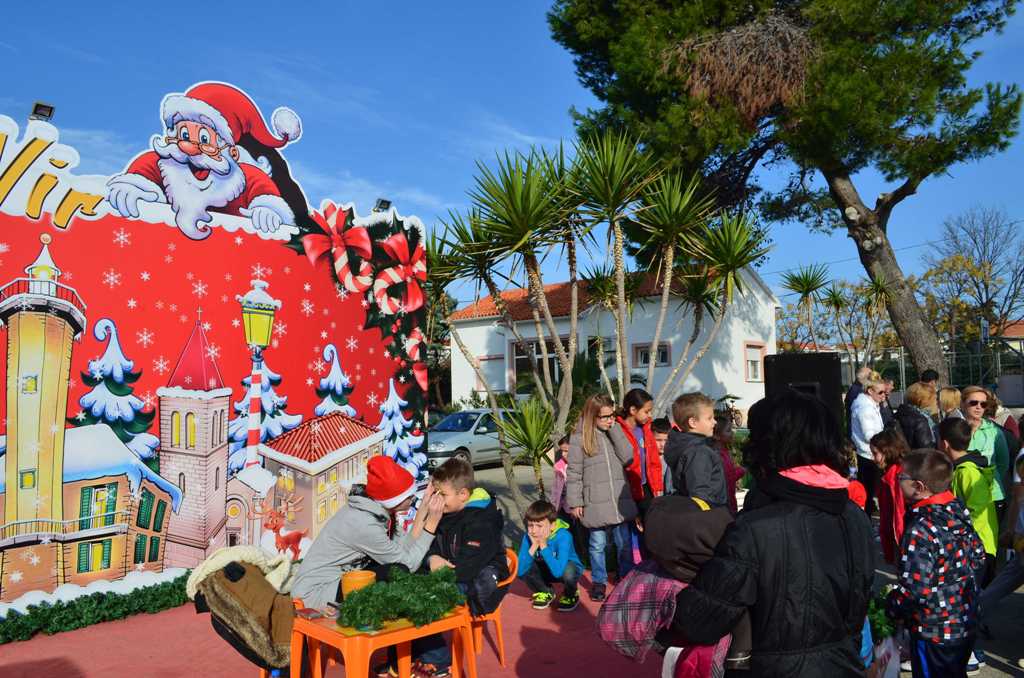 Vir: Druženje virske djece sa Svetim Nikolom Vir: Druženje virske djece sa Svetim Nikolom