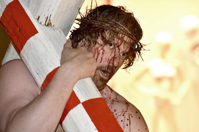 Zadarski performer Enio Mestrovic prosetao je centrom grada prerusen u Isusa noseci drveni kriz u hrvatskim detaljima. Prolazeci gradom uzvikivao je “Oprosti im Boze, ne znaju sto cine ni jedni ni drugi”. Photo: Dino Stanin/PIXSELL Zadarski performer Enio Mestrovic prosetao je centrom grada prerusen u Isusa noseci drveni kriz u hrvatskim detaljima. Prolazeci gradom uzvikivao je “Oprosti im Boze, ne znaju sto cine ni jedni ni drugi”. Photo: Dino Stanin/PIXSELL