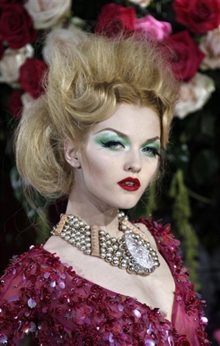 Gibsonove djevojke, genijalni Galliano i ljutiti Armani (Index.hr)