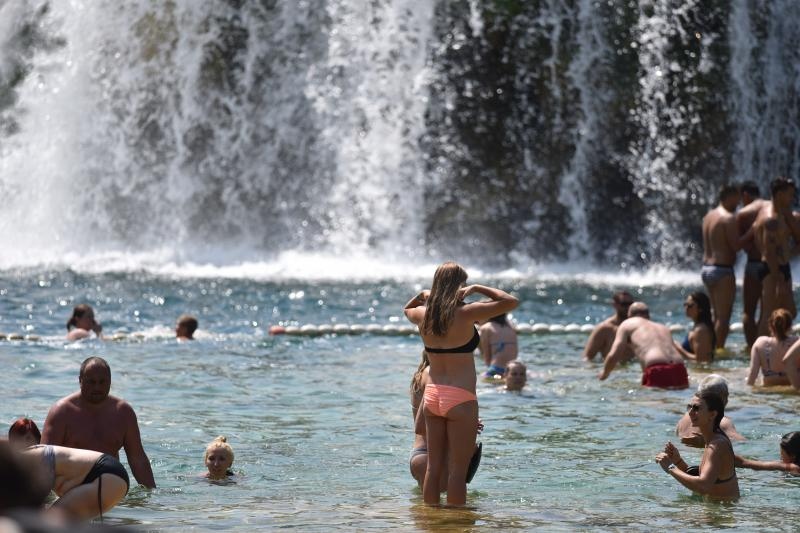 Puno lipog svita uživalo u svježini Krke na Skradinskom buku
