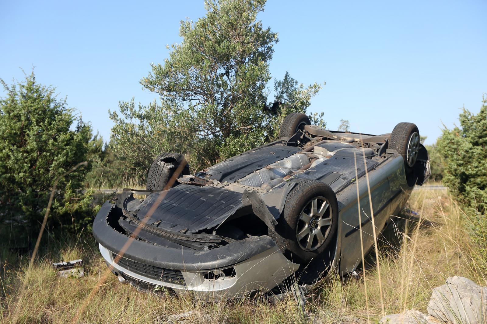Prosika: Pri slijetanju automobila s kolnika jedna je osoba poginula Prosika: Pri slijetanju automobila s kolnika jedna je osoba poginula