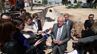 Zadar, 150413.
Ulica Petra Skoke i Marina Getaldica. Pocetak radova na ugradnji kolektora oborinskih voda i kolnika s infrastrukturom vrijedan 40 milijuna kuna. Na fotografiji detalj sa gradilista.
Na fotografiji predstavnici Hrvatskih voda, odvodnje i gr